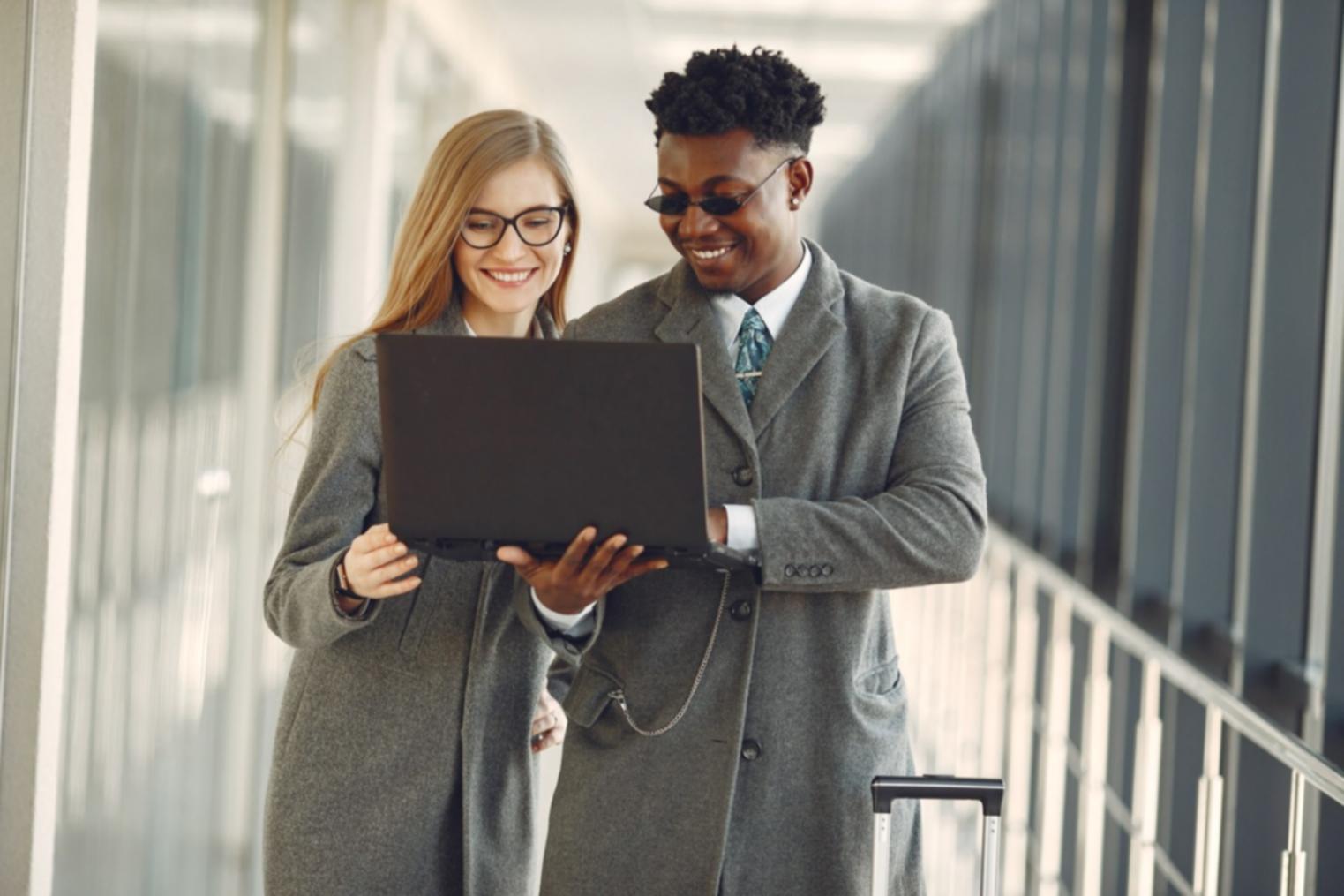 Espace de formation moderne avec infrastructure réseau et postes de travail